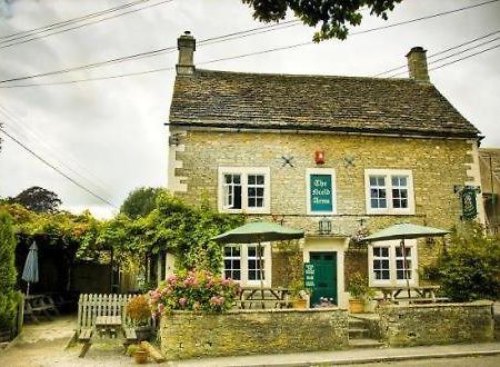 Neeld Arms Hotel Grittleton Exterior foto